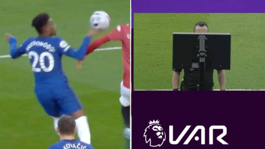 Cận cảnh: VAR gây tranh cãi, MU bị từ chối phạt đền trước Chelsea